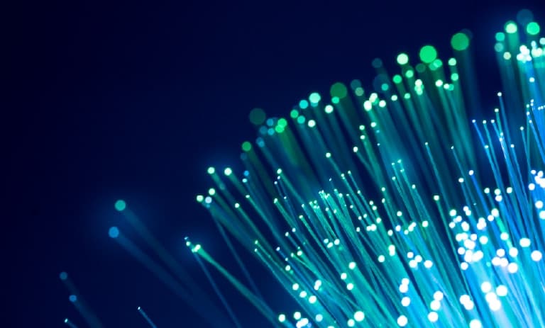 Fibra óptica com tonalidade azul