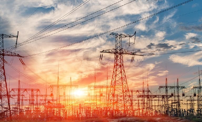 Linhas elétricas ao pôr do sol