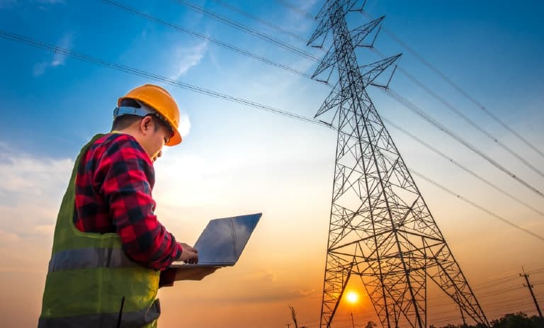 Trabalhador de campo monitorando ativos da rede elétrica