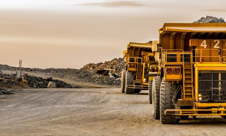 Caminhões retirando recursos de mineração
