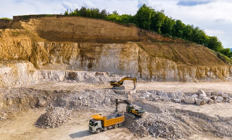Caminhões escavando recursos de mineração