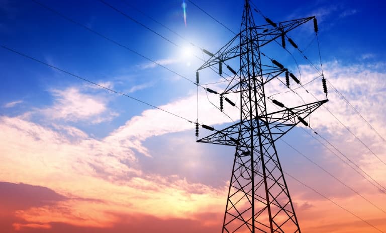 Linhas de energia durante o pôr do sol