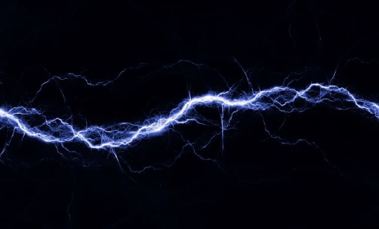 arco de descarga parcial em um fundo preto