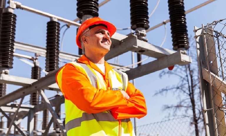 Trabalhador de campo próximo a buchas