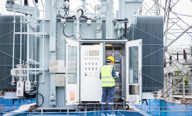 Trabalhador de campo monitorando o transformador