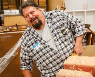 Voluntário da Qualitrol trabalhando em projeto de marcenaria comunitária