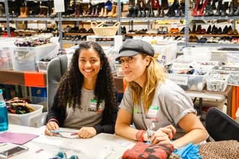 Duas voluntárias da Qualitrol trabalhando em um projeto de arte e artesanato