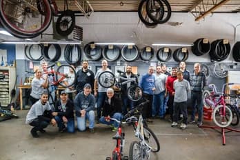 Equipe de voluntários da Qualitrol com bicicletas reparadas para doação